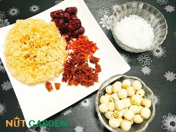 Các nguyên liệu khô cần thiết cho món chè táo đỏ hạt sen và hạt chia