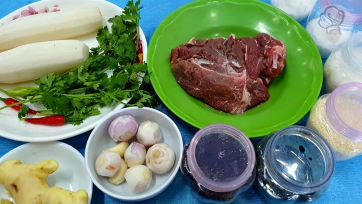 Nguyên liệu chính cho món chè chuối nướng bao gồm chuối sứ, gạo nếp, nước cốt dừa và lá dứa tươi