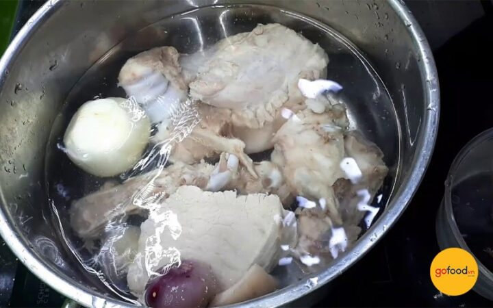 Ninh xương bò để làm nước dùng lẩu bò Đà Lạt đậm đà