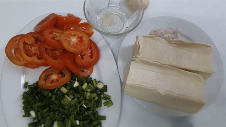 Nguyên liệu món canh đậu phụ cà chua trứng đơn giản