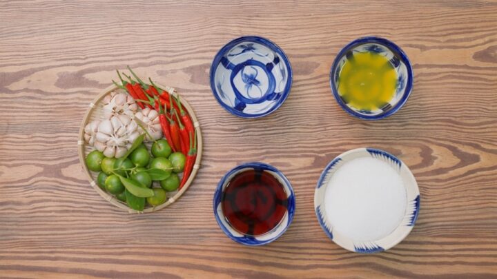 Nguyên liệu chính làm nước mắm chua ngọt gồm tắc, ớt, tỏi, đường và nước mắm
