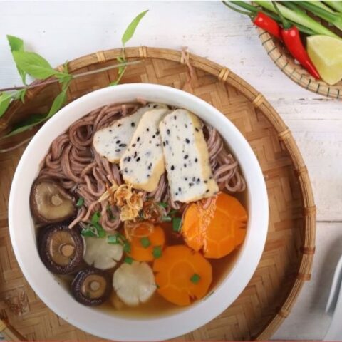 Bát phở gạo lứt thanh đạm, một món ăn ngon từ gạo lứt hỗ trợ giảm cân hiệu quả.