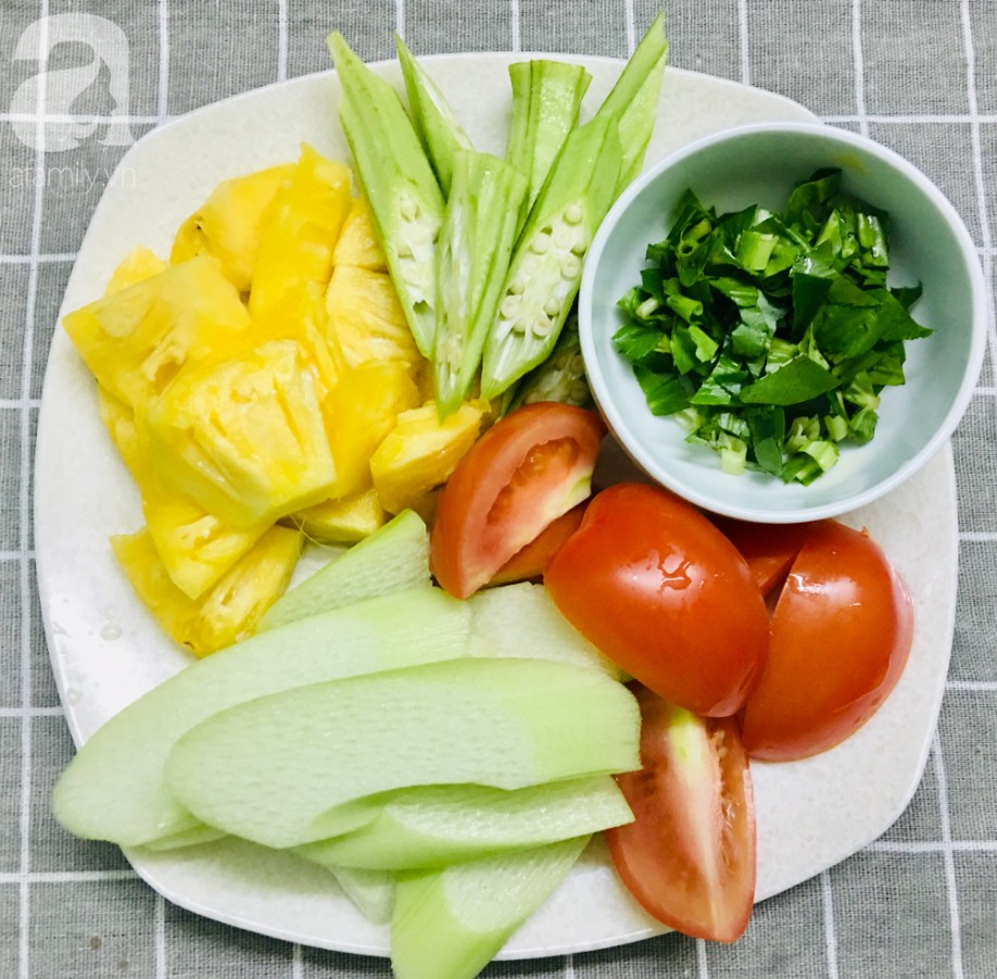Nguyên liệu tươi sống để nấu canh chua ngon miền Nam, bao gồm cá lóc, đậu bắp, bạc hà và thơm