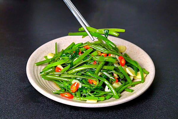 rau muong xao toi 1