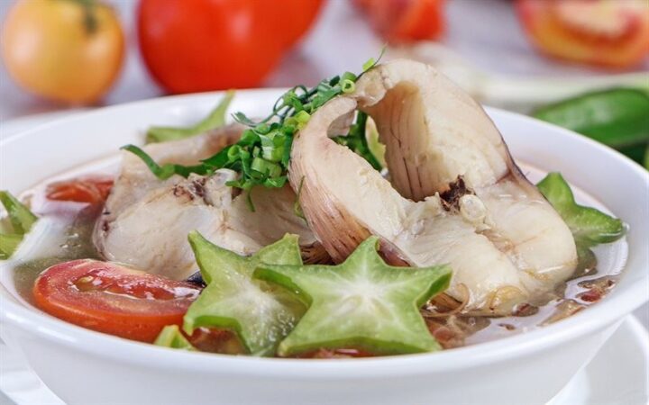 Món canh chua cá lóc nấu khế thơm ngon, đậm đà hương vị miền Tây, một trong những cách nấu canh chua ngon được yêu thích