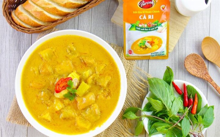 Thịt gà đã được ướp gia vị chuẩn bị nấu món cà ri gà cho bé