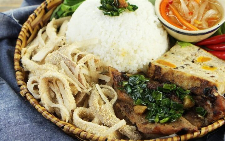 Dĩa cơm tấm Sài Gòn đầy đủ sườn nướng, bì, chả trứng và trứng ốp la hấp dẫn