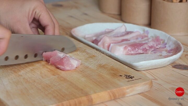 Thịt ba chỉ thái miếng vừa ăn, đã ướp gia vị chuẩn bị nấu canh kim chi