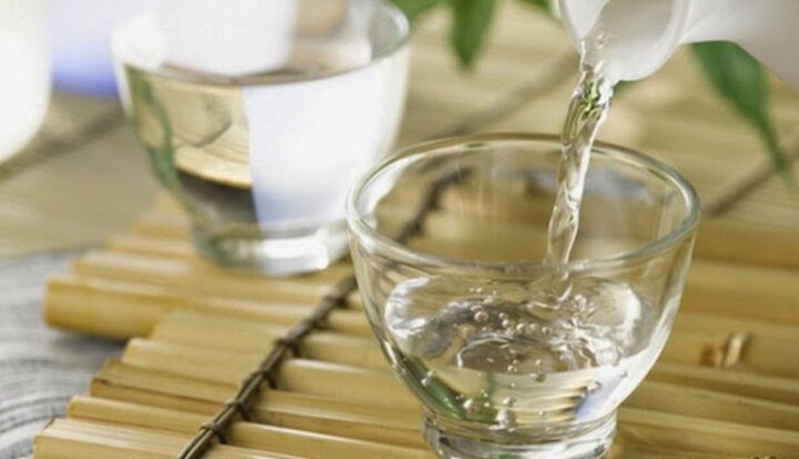 Những chai rượu gạo công nghiệp truyền thống được đóng gói cẩn thận