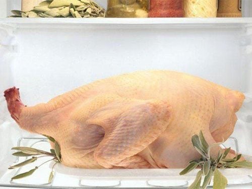 Thịt gà ta tươi ngon chuẩn bị cho món gà rang muối đậm đà