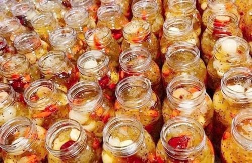 Chè dưỡng nhan sau khi nấu hoàn chỉnh cần được bảo quản trong tủ lạnh để giữ hương vị và độ tươi ngon