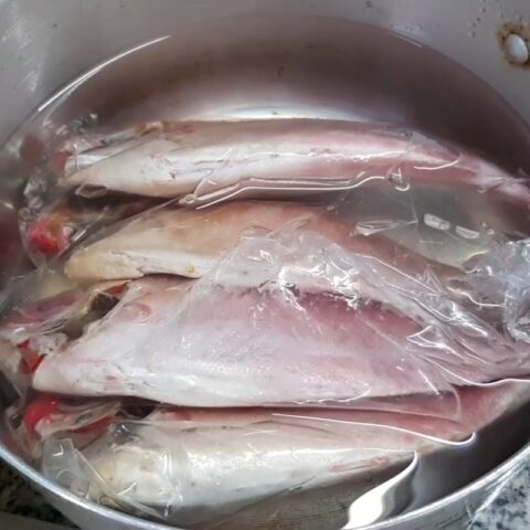 Sơ chế cá bã trầu để nấu canh chua