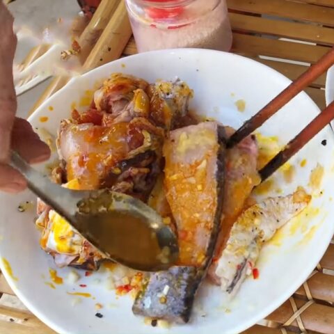 Cá lóc đã làm sạch, sẵn sàng cho công đoạn sơ chế trong cách nấu bánh canh bột gạo Huế