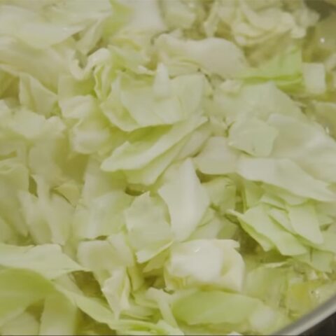 Sơ chế bắp cải bằng cách cắt miếng vừa ăn, chuẩn bị cho cách nấu canh bắp cải cà chua