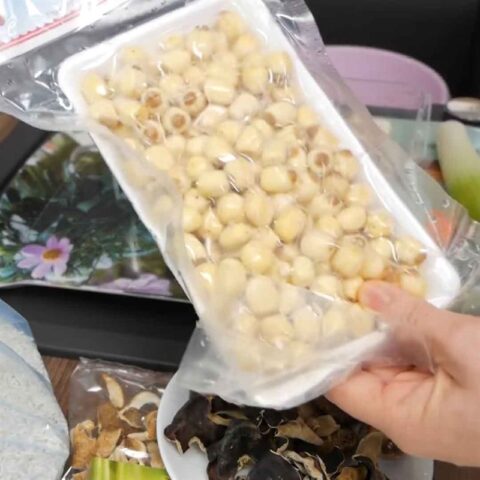 Sơ chế hạt sen tươi để nấu xôi mặn chay không bị đắng