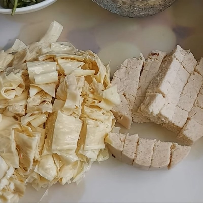 Sơ chế hạt sen và đậu xanh để nấu sữa cho bé ăn dặm