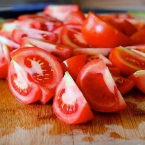Sơ chế nguyên liệu - cà chua, hành tím để nấu miến dong