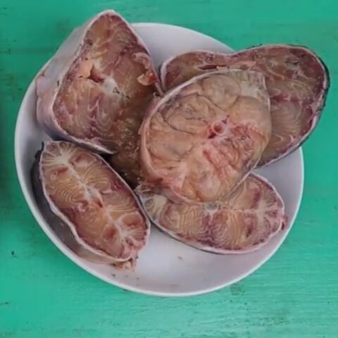Sơ chế hành tím, sả, riềng cho món cá trê lai giả cầy
