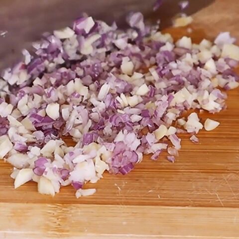Thịt ếch đã được làm sạch và cắt khúc vừa ăn cho món om