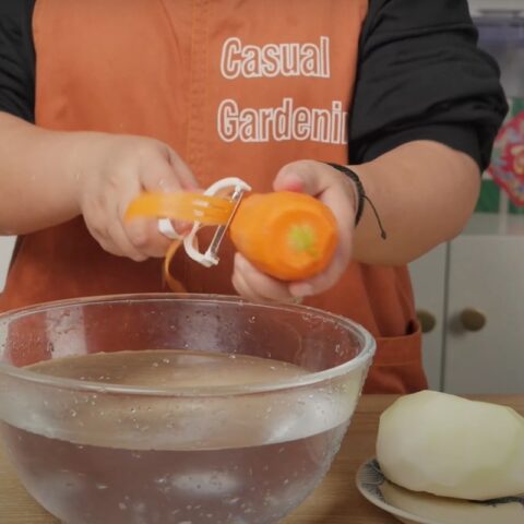 Su hào và cà rốt bào sợi đang được ngâm trong nước muối