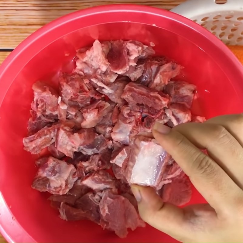 Sơ chế sườn heo sạch sẽ trước khi hầm canh khổ qua