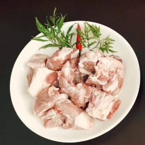 Sơ chế sườn heo để nấu cháo sườn đậu xanh thơm ngon