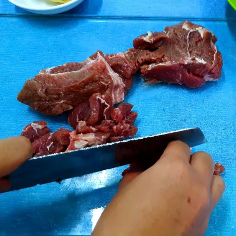 Sơ chế thịt bò tươi ngon để chế biến món bò lagu nước dừa chuẩn vị