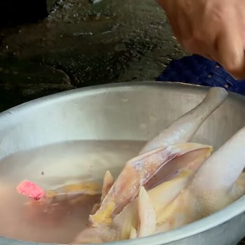 Sơ chế và ướp thịt gà để nấu canh củ sắn