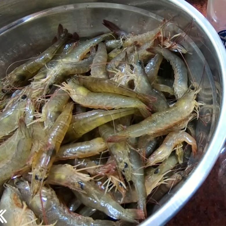 Cách chọn tôm tươi sống, nguyên vỏ để làm tôm khô mềm chất lượng