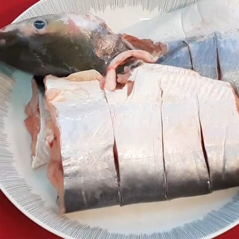 Sơ chế cá tra để nấu lẩu chua cay