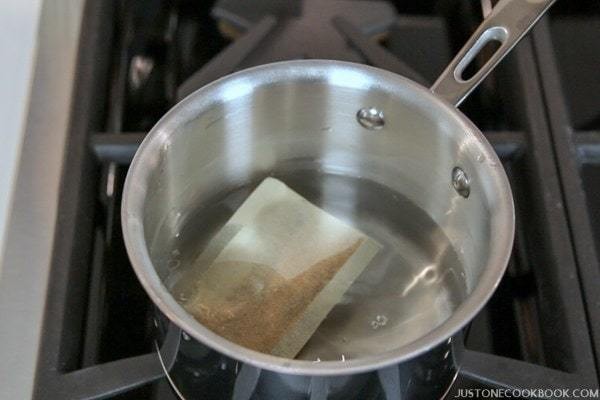 Cách nấu nước dùng udon tiện lợi bằng túi lọc dashi