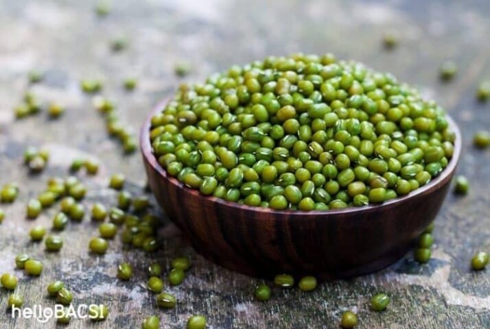 Ly sữa đậu xanh sánh mịn, màu xanh nhạt hấp dẫn, sẵn sàng để thưởng thức