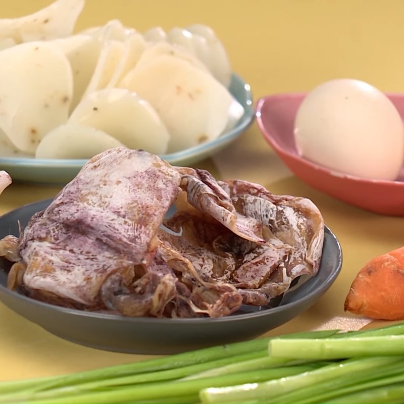 Chuẩn bị tôm sú tươi ngon cho món súp bánh phồng tôm