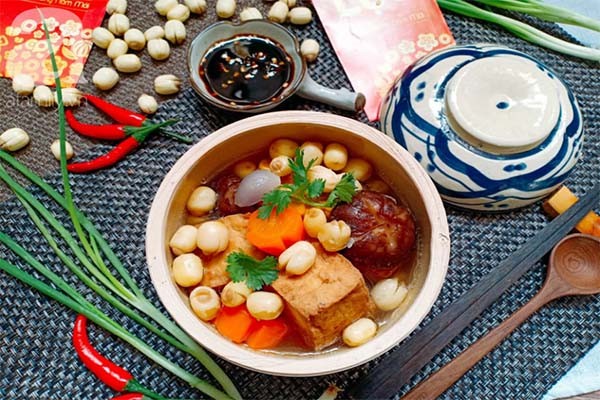 Bát súp hạt sen đậu phụ chay nóng hổi, trang trí ngò rí, món ăn thanh đạm bổ dưỡng