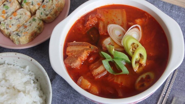 Món canh kim chi thịt heo nóng hổi, hấp dẫn sau khi hoàn thành. Đây là một cách nấu canh kim chi đơn giản mà bất kỳ ai cũng có thể làm được.