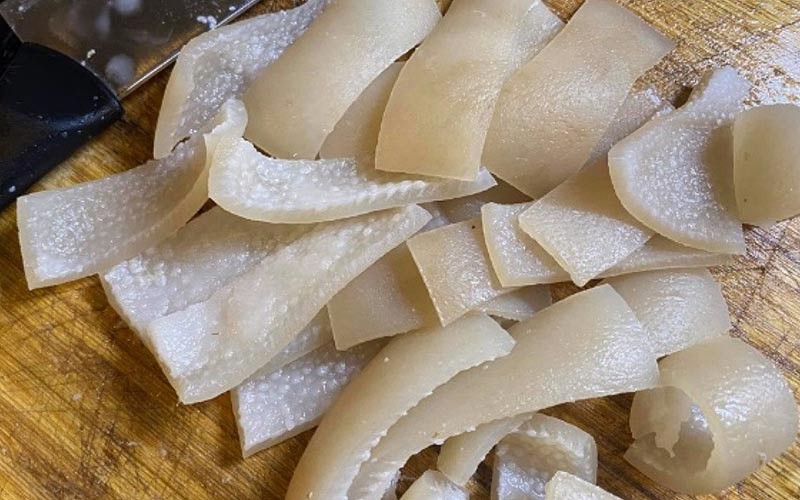 Thái bì heo sợi nhỏ chuẩn bị cho món đông thịt ngan
