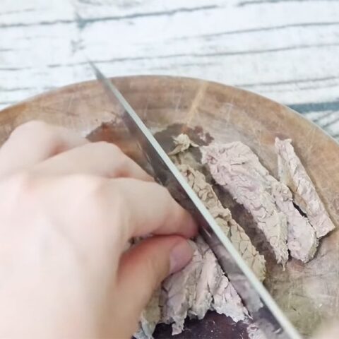 Thịt bò đã thái và ướp gia vị cho canh bánh gạo