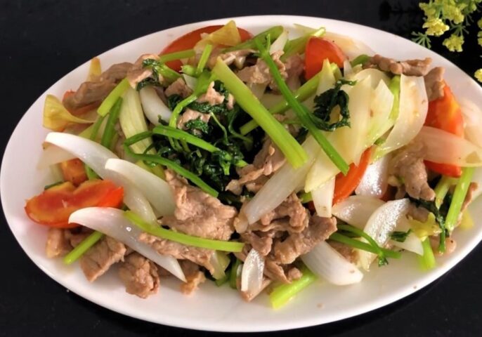 Dĩa thịt bò ba chỉ xào hành tây mềm ngọt, màu sắc hài hòa, rắc thêm chút tiêu và hành lá, kích thích vị giác