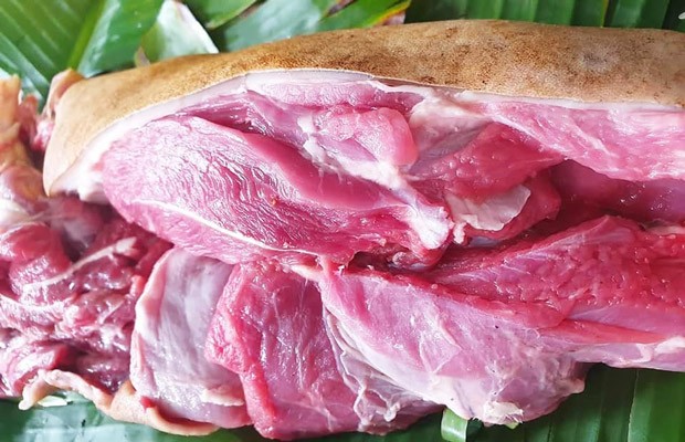 Thịt dê tươi ngon đang được sơ chế kỹ lưỡng để loại bỏ mùi hôi