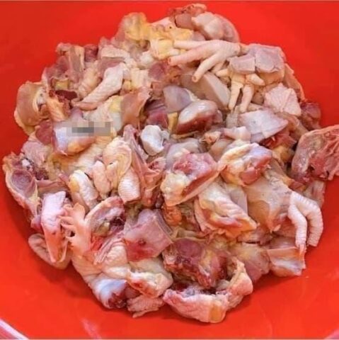 Nguyên liệu sơ chế cho món thịt đông gà chân giò