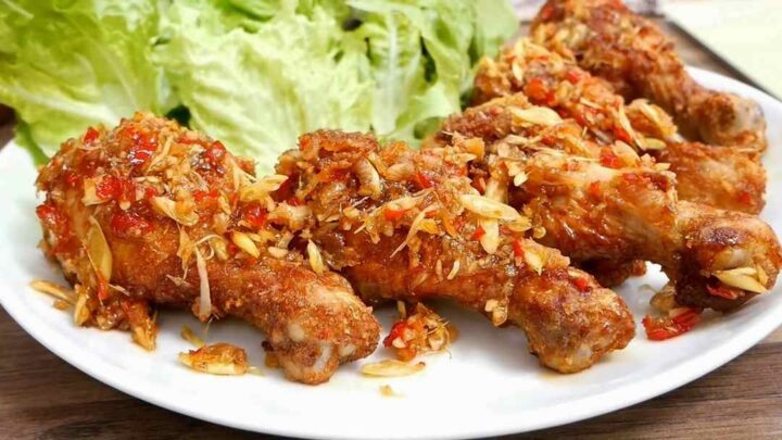 Chọn thịt gà tươi ngon để làm món gà chiên nước mắm