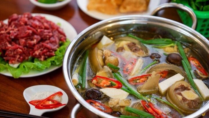 Lẩu đuôi bò khoai môn và lẩu đuôi bò thuốc bắc nóng hổi