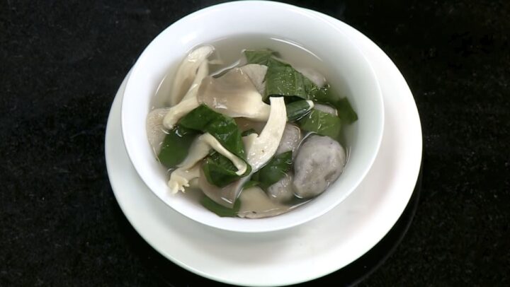 Củ khoai môn tươi và một số nguyên liệu chay khác để nấu canh