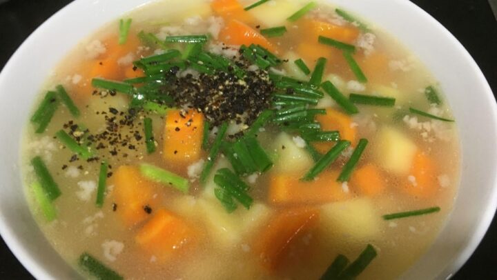 Canh khoai tây với cà chua nóng hổi, thanh mát, đầy đủ dinh dưỡng cho bữa ăn gia đình