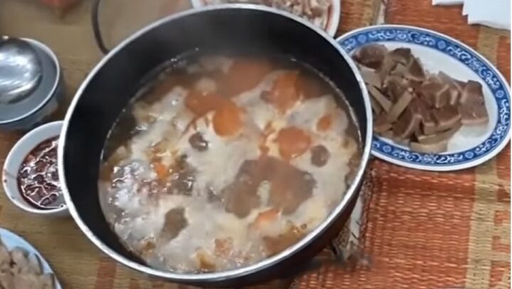Lẩu lòng heo thơm ngon độc đáo lai rai ngày cuối tuần