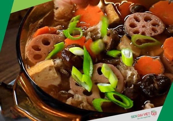 Canh củ sen chay nấu nấm nóng hổi, bổ dưỡng