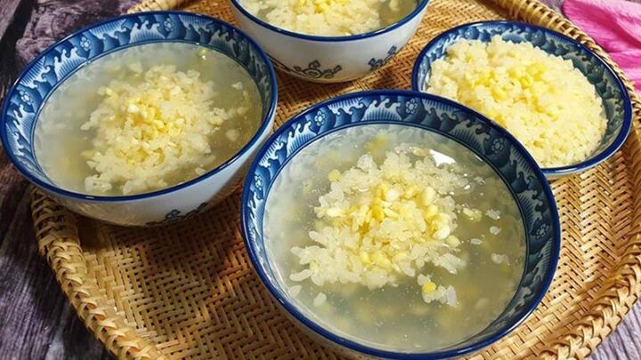 Xôi chè đậu xanh cúng Tết truyền thống, trình bày đẹp mắt trên đĩa.