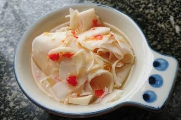 Bát canh chua măng nóng hổi, chuẩn vị, hấp dẫn cho bữa cơm gia đình