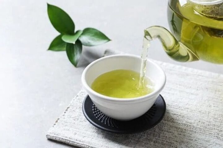 Lá trà xanh tươi tốt cho sức khỏe và hỗ trợ giảm cân hiệu quả