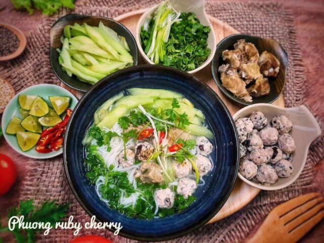 Bún mọc dọc mùng thơm ngon, một món nước hấp dẫn cho bữa ăn cuối tuần ấm cúng.